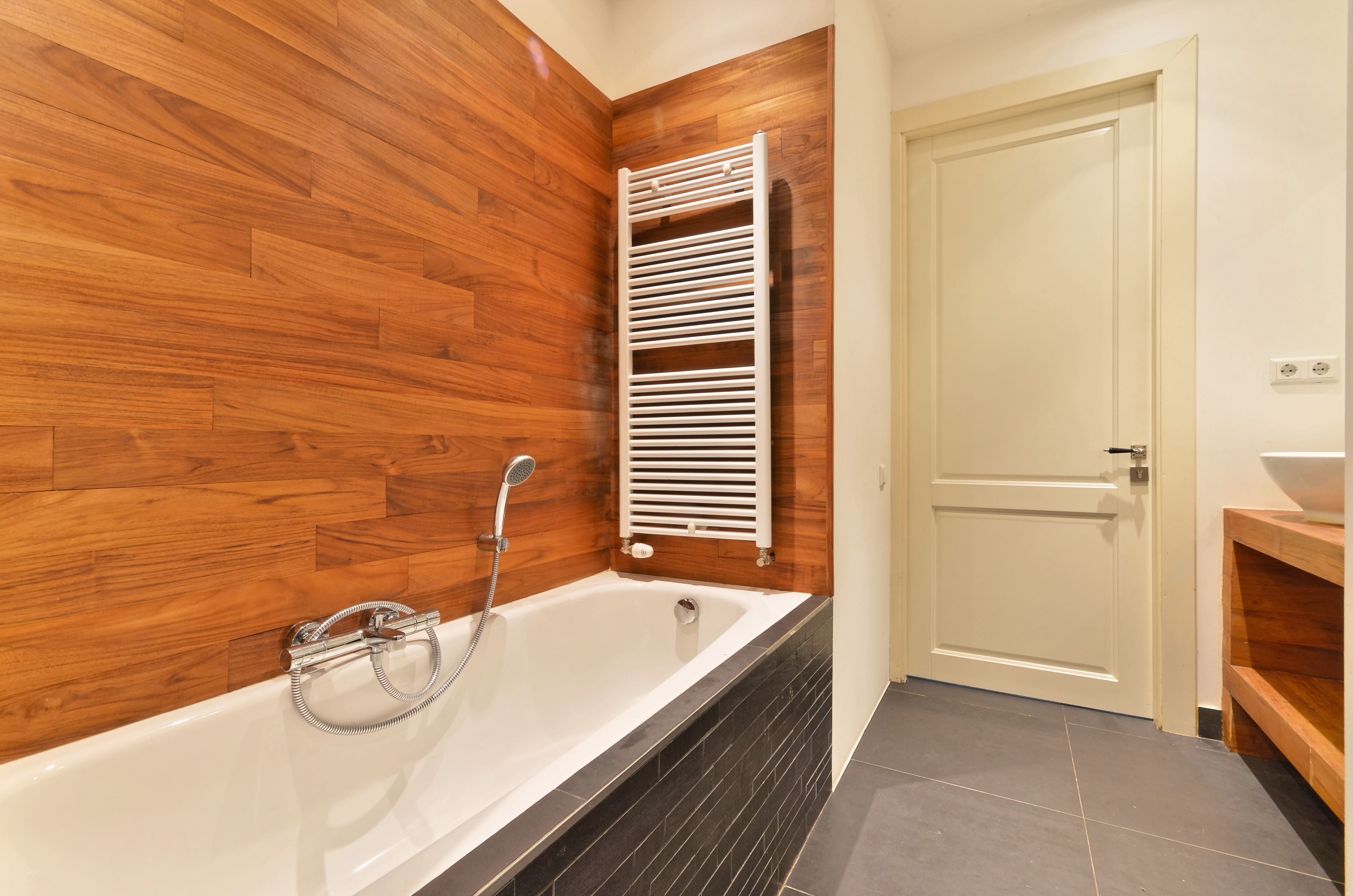 как сочетать дерево, металл и керамику в ванной