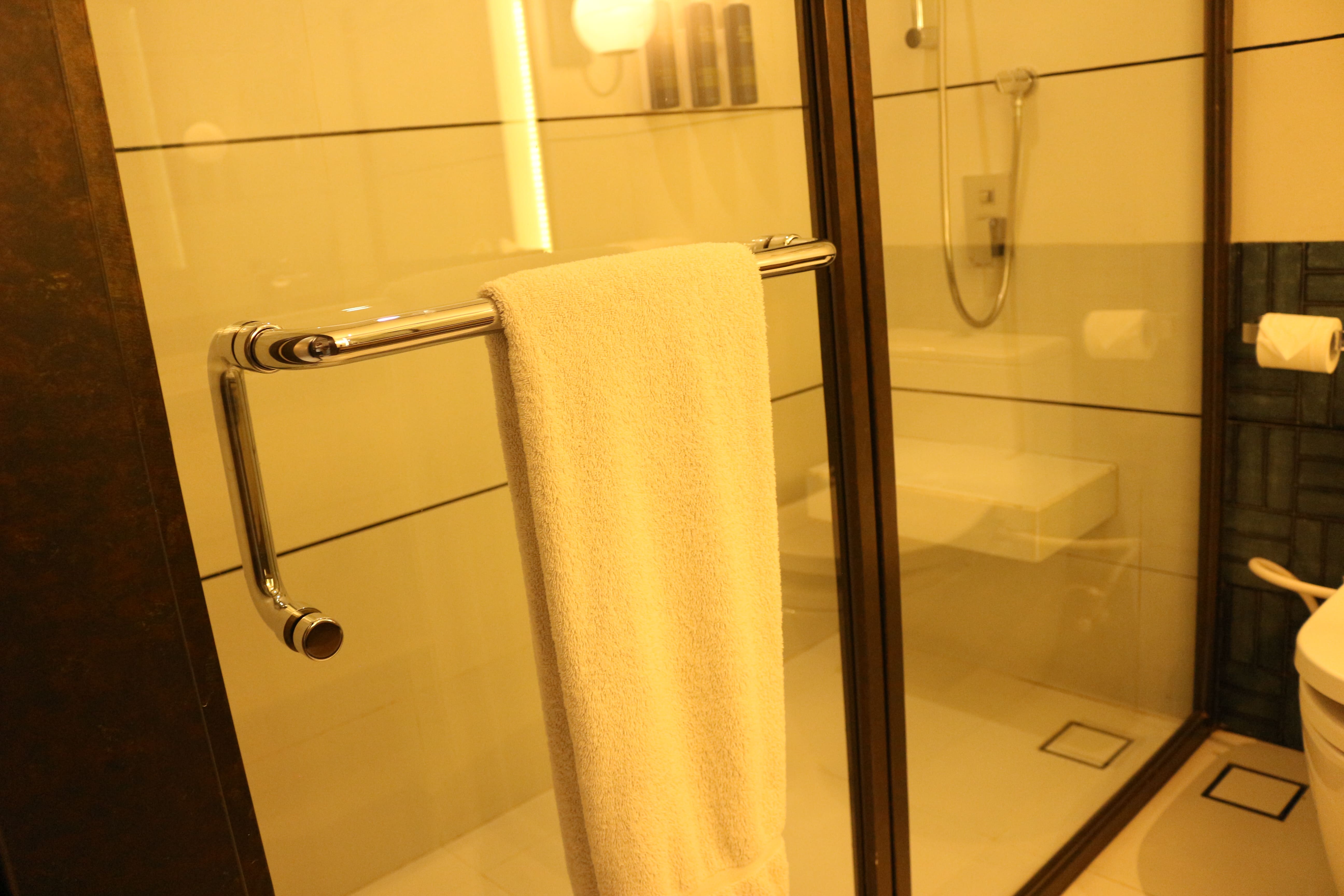 жёлтый свет в ванной