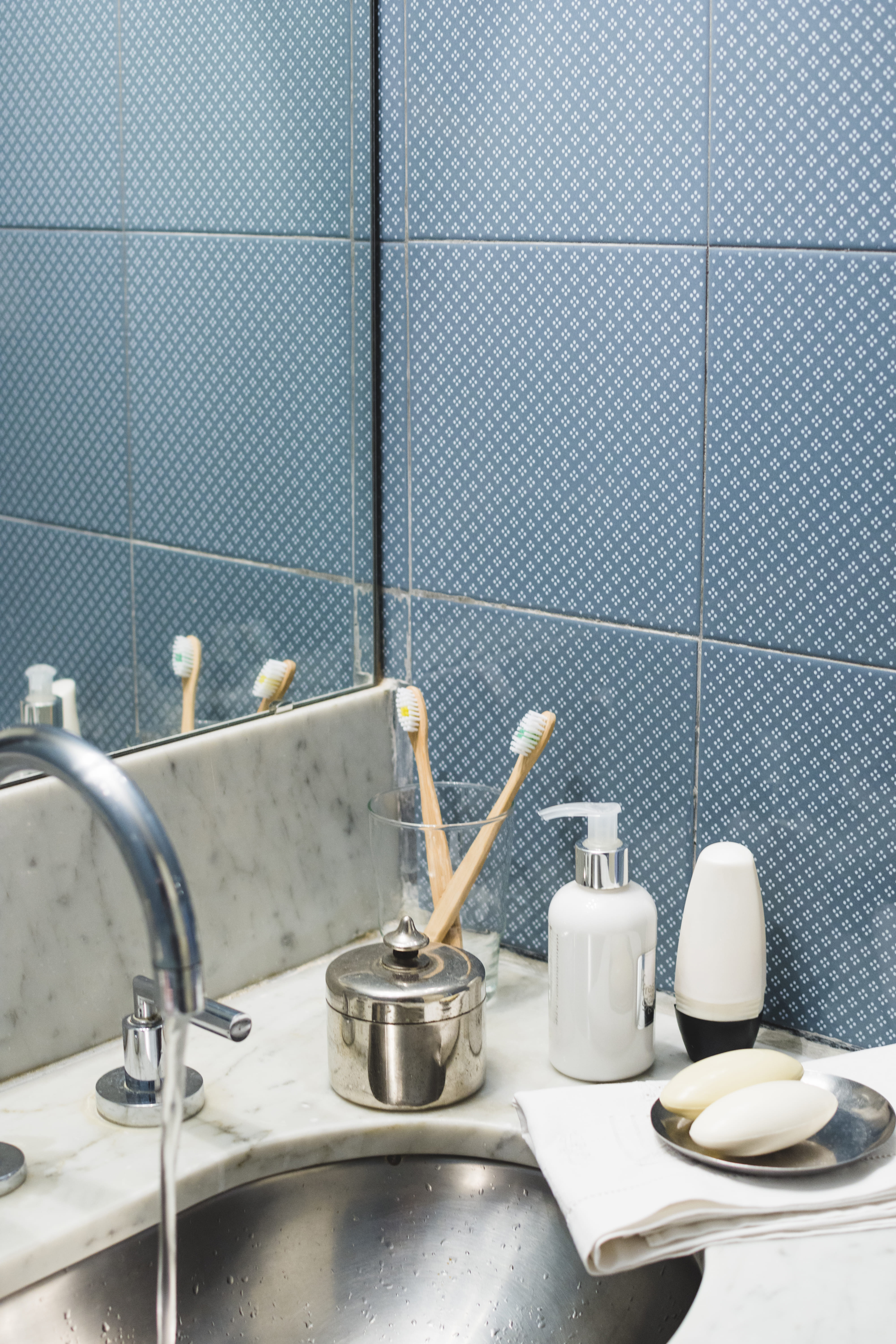 металлический декор в ванной